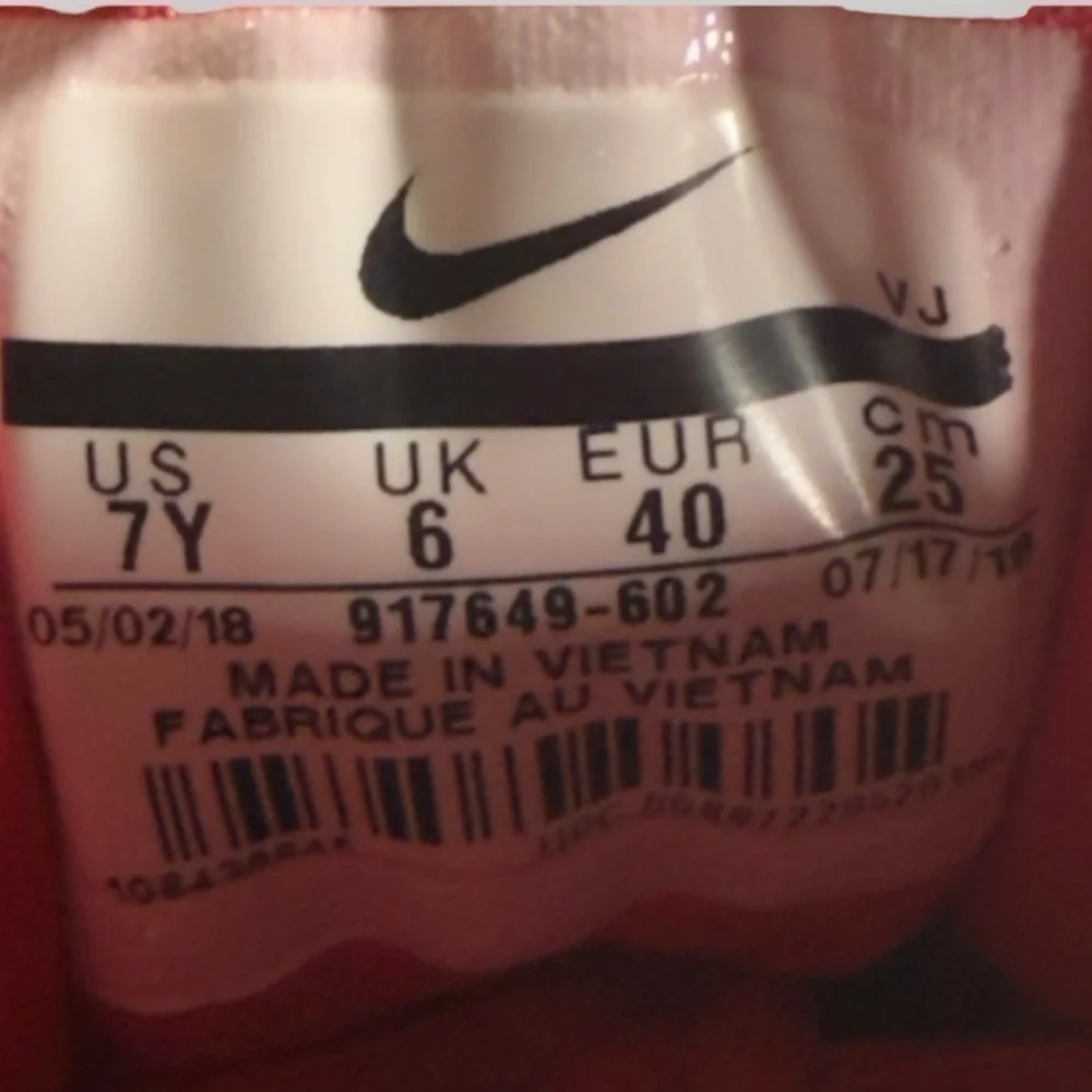Girls Nike Dualtone Racer size 7Y
